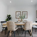 Design-Led Luxurious Townhouse Prime Location W/ Parking
