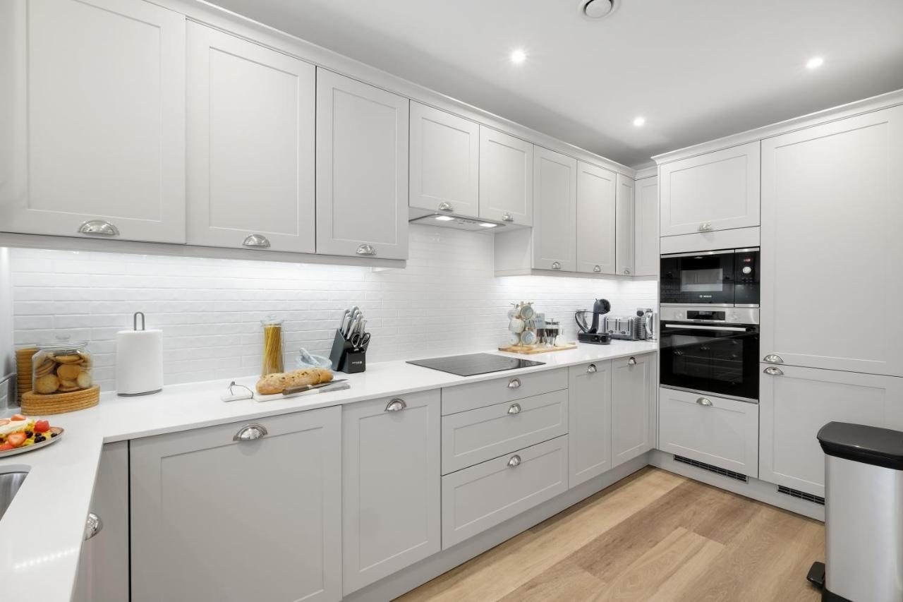 Apartment Design-led Luxurious Townhouse Prime Location W/ Parking Reading