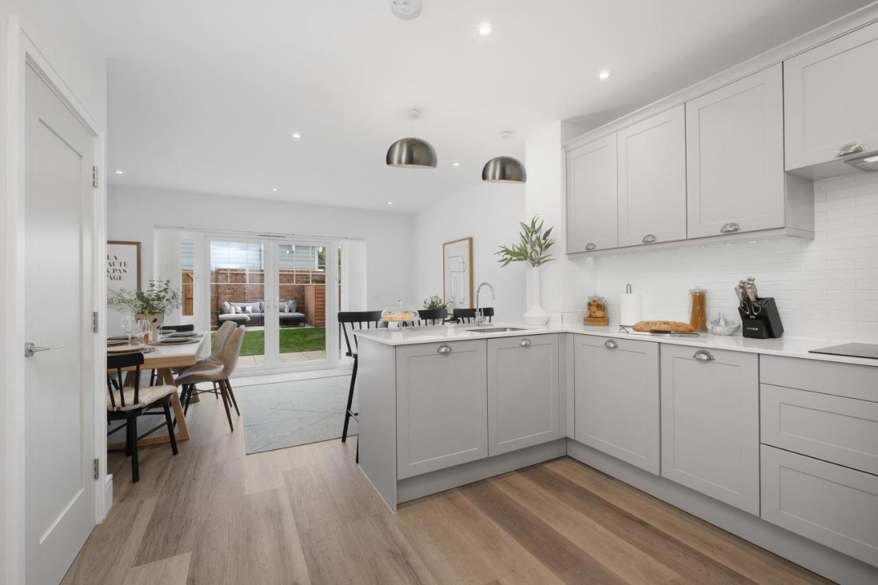 Design-led Luxurious Townhouse Prime Location W/ Parking Apartment Reading