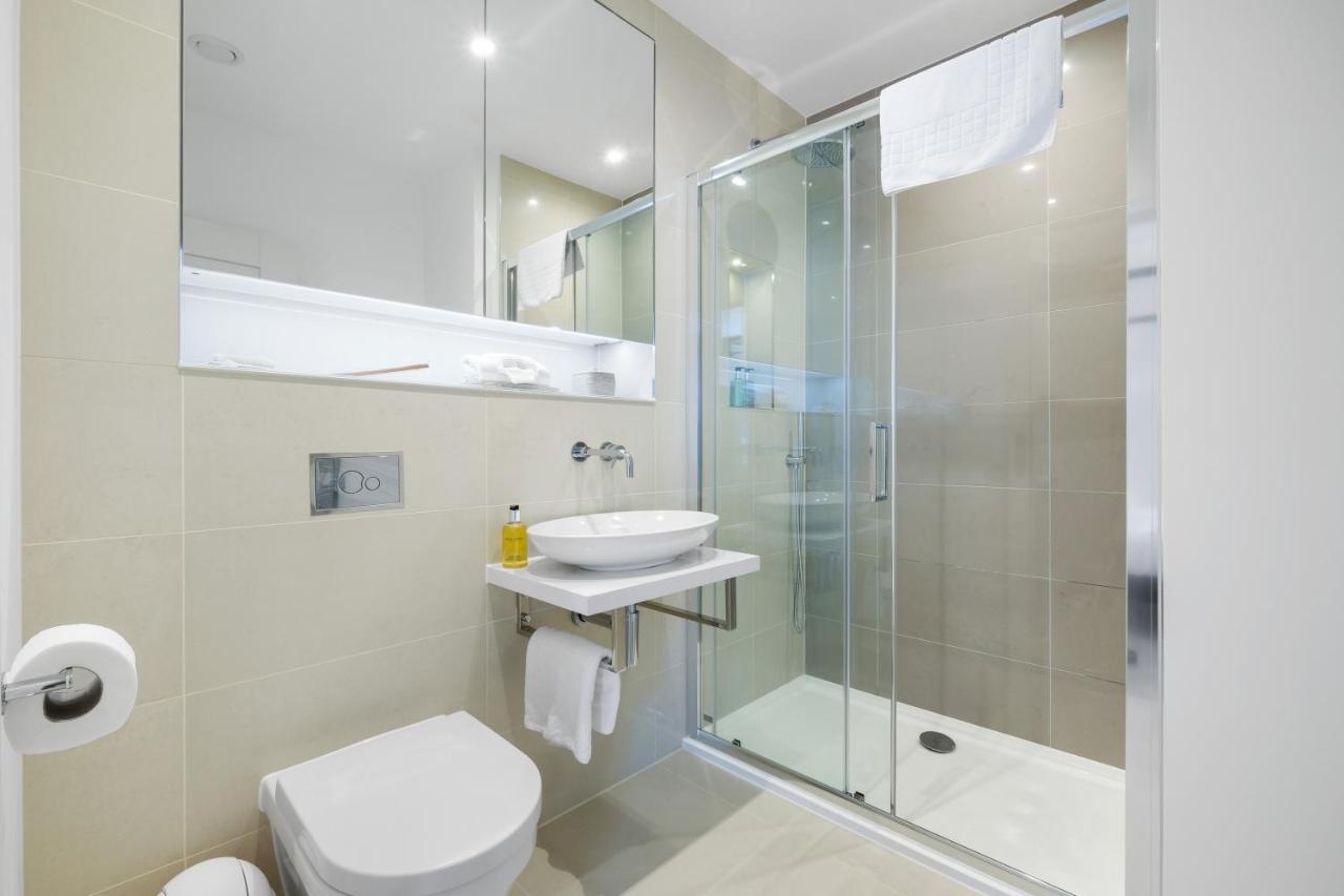 Design-led Luxurious Townhouse Prime Location W/ Parking Apartment Reading
